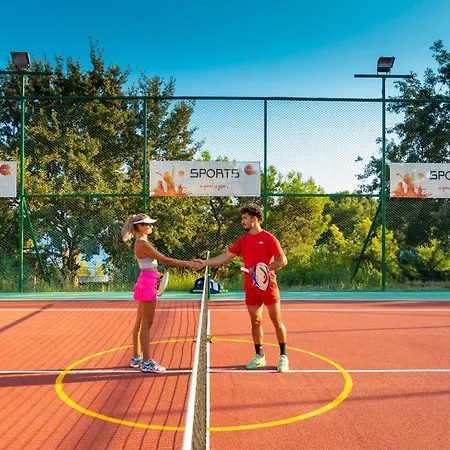 A Good Life Utopia Family 阿拉尼亚