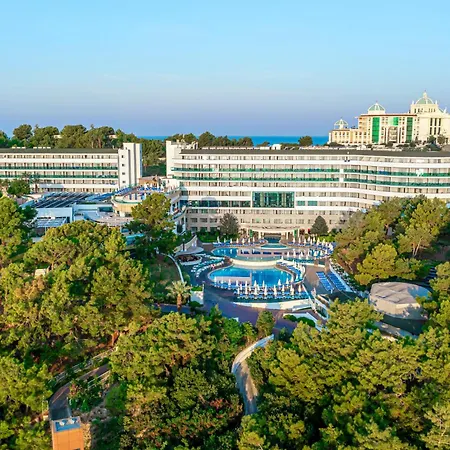 A Good Life Utopia Family 阿拉尼亚